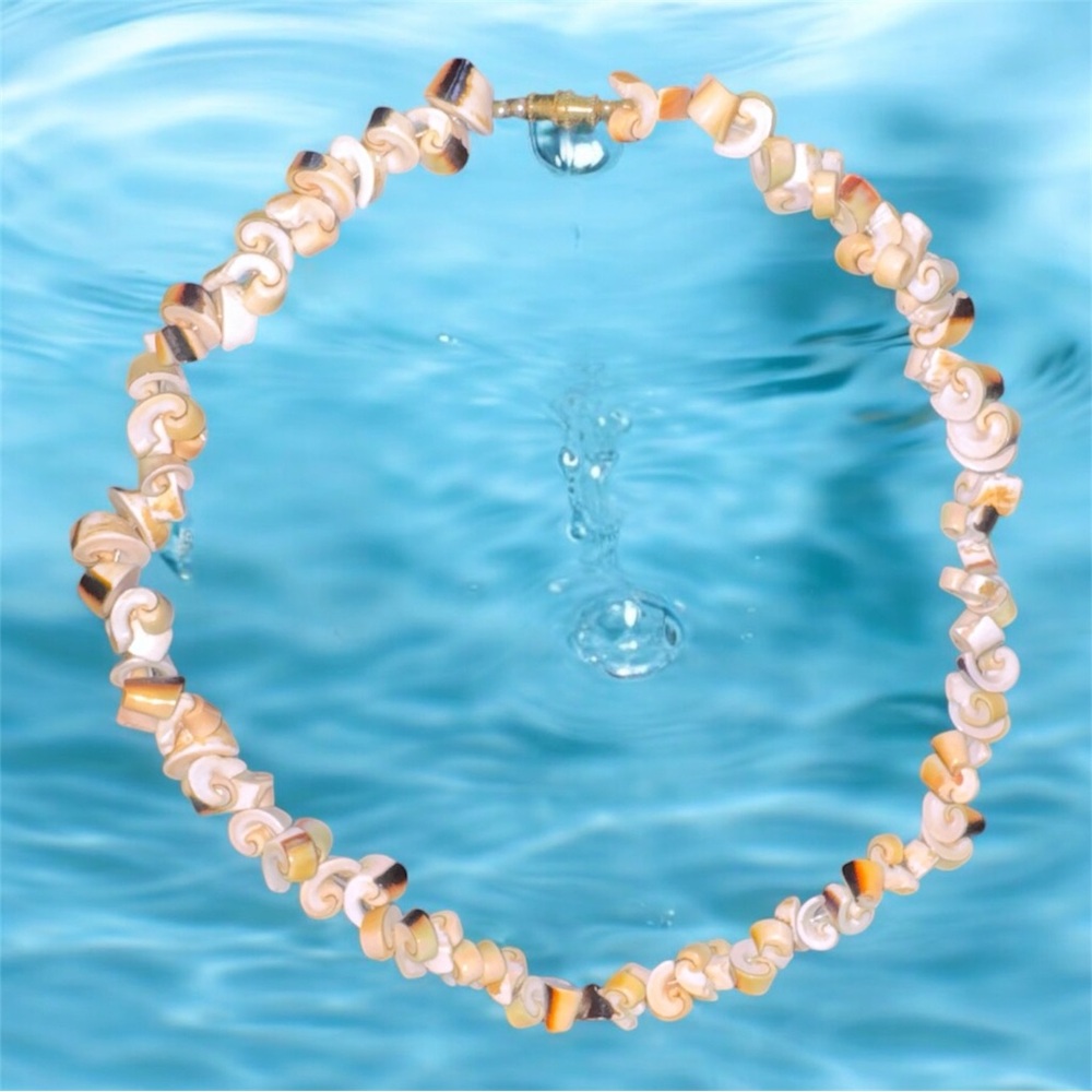 Vintage 18 Inch Shell Necklace With Gold‎ Tone Screw Clasp.